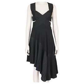 Stella Mc Cartney Vestido plissado assimétrico preto requintado de Stella McCartney