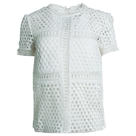 Self portrait Autorretrato, blusa de encaje blanco abierta