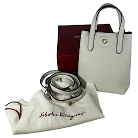 Borsa a tracolla mini in pelle Gancini bianca di Salvatore Ferragamo