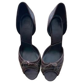 Sapatos de salto Christian Dior em pele de cordeiro castanho escuro