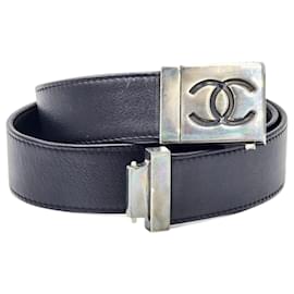 Cintura in pelle Chanel con fibbia in metallo gunmetal argentato