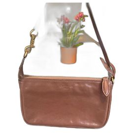 Clutch Louis Vuitton in pelle marrone