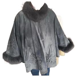 Autre Marque Alan Gérard cape. Suede leather and fox fur