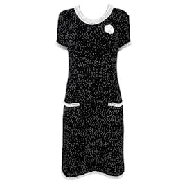 CHANEL Black Couture Pearl Dress with Camellia Brooch 40 FR Cashmere  ref.2297280 - Joli Closet