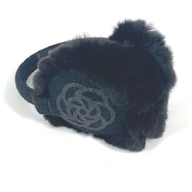 Schwarze Pelz-Ohrwärmer von Chanel