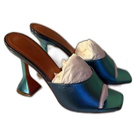Sandali Amina Muaddi Lupita in pelle blu