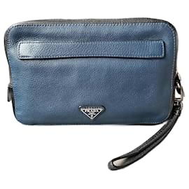 Bolsa de mão Prada em couro preto e azul com zíper