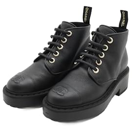 Botas de cuero con cordones y perlas de Chanel