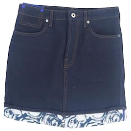 Falda mini de mezclilla azul con estampado de Burberry