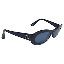 Gafas de sol ovaladas tintadas en azul marino con logo CC dorado de Chanel 5007
