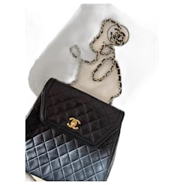 Timeless Chanel Borsa a tracolla con patta a trapezio trapuntata nera vintage con portafoglio