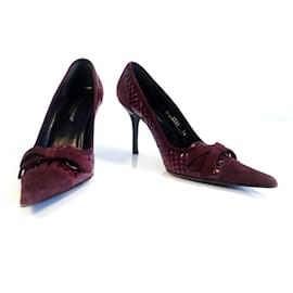 Dolce & Gabbana presenta queste sexy décolleté classiche a punta in pelle scamosciata e pelle di serpente bordeaux con fiocco.