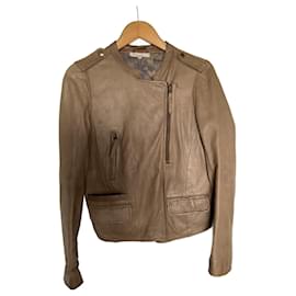 Lammfelljacke mit einer Reißverschlusstasche, plus zwei Taschen und einer kleinen. Jackenverschluss mit Reißverschluss. An den Ärmeln zwei Reißverschlüsse. - Maje