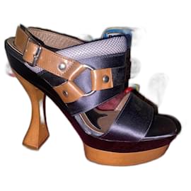 Marni Plateauschuhe aus Leder Braun mit Knöchelriemen