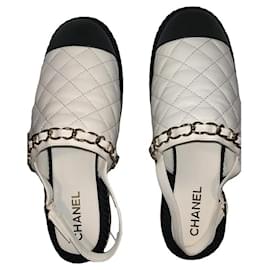 Scarpe basse Chanel in pelle d'agnello nero bianco