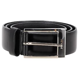 Schwarzer Leder-Gürtel mit Prada-Logo-Schnalle