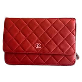 Clutch Chanel de piel roja