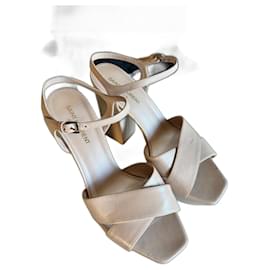Escarpins Yves Saint Laurent en cuir et fourrure beige