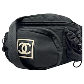 Chanel Borsa a Marsupio in Nylon Nero