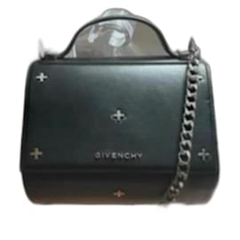 Modelo de la caja Pandora de Givenchy