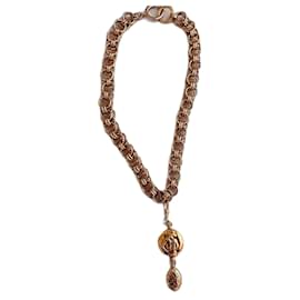 Collana Chanel in metallo dorato con pendente