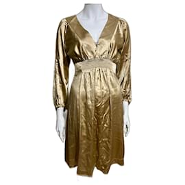 Joseph Seidenkleid in Gold mit Bischofärmeln.