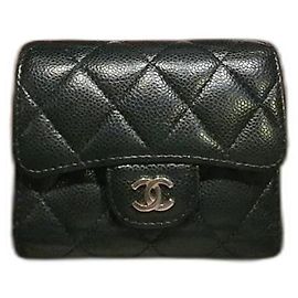 Carteira de couro caviar da Chanel