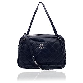 Chanel Schultertasche Relax CC aus schwarzem gestepptem Leder