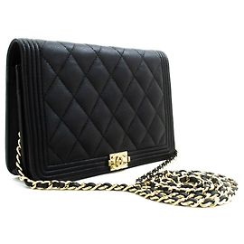 CHANEL Boy Geldbörse mit Kette aus schwarzem genarbtem Kalbsleder