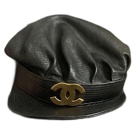 Cappello Chanel in pelle nera con logo CC dorato
