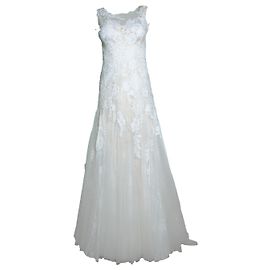 Pronovias, Hochzeitskleid mit Spitzenstickerei und Blumen