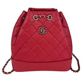 Chanel Kleine Gabrielle Rucksack aus gealtertem Kalbsleder mit Steppung in Rot
