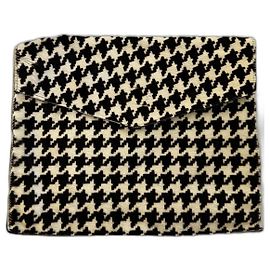 Mika Sarolea Clutch de pelo de pony blanco y negro con estampado de pata de gallo