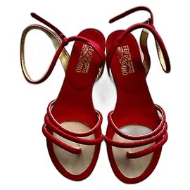 Sandali Salvatore Ferragamo in pelle rossa