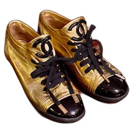 Sneakers vintage Chanel in pelle verniciata nera e oro con punta in pelle, 37,5