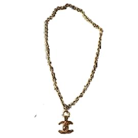 Collana Chanel con chiusura CC oro