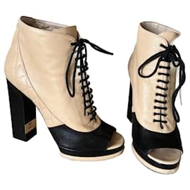 Stivaletti Chanel in pelle con lacci beige