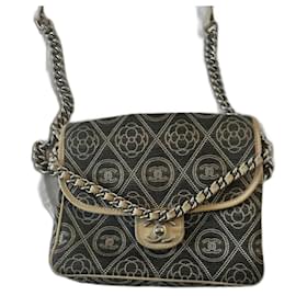 Borsa Chanel in pelle grigio scuro con camelia