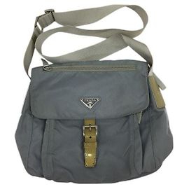 Borsa a tracolla in nylon tessuto grigio chiaro con logo Prada