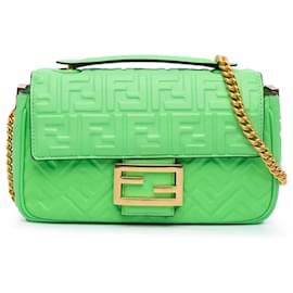 Fendi Baguette Midi in pelle goffrata Zucca verde con catena