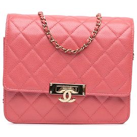 Portafoglio Chanel in caviar trapuntato rosa con catena dorata