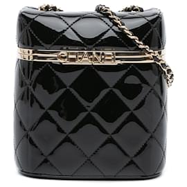 Schwarze gepolsterte Lackleder-Vanity-Case mit Chanel-Logo und Kette
