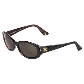Occhiali da sole Chanel neri, marroni e dorati con logo CC trapuntato 5023