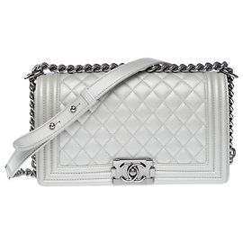 Bolsa CHANEL Boy em Couro Prata - 102456