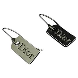 Silberne Creolen mit Christian Dior Logo und Namensschild