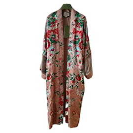 GUCCI CAPPOTTO IN SETA MOTIVO GG SUPREME E FANTASIA FLOREALE.