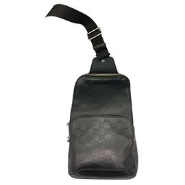 Louis Vuitton Avenue Sling in pelle nera