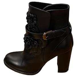 Botines Valentino de cuero negro con flores y hebilla