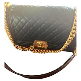Chanel Borsa Boy Media Nera in Pelle Caviar