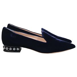 Mocassini in velluto blu navy decorati con perle finte di Nicholas Kirkwood